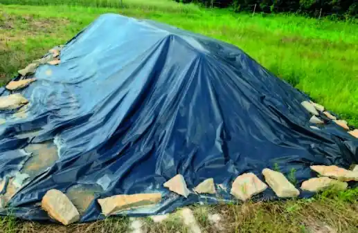 Kopa vápenatej hmoty zakrytá plachtou