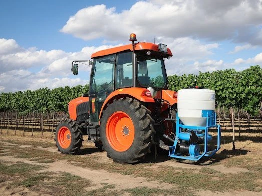 Mounted DUSTER G406 on a tractor, side view in a vineyard