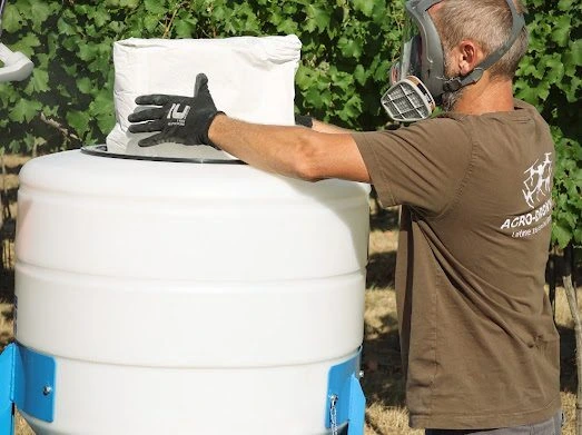 Filling the DUSTER hopper with SIRIUS from a 25 kg bag